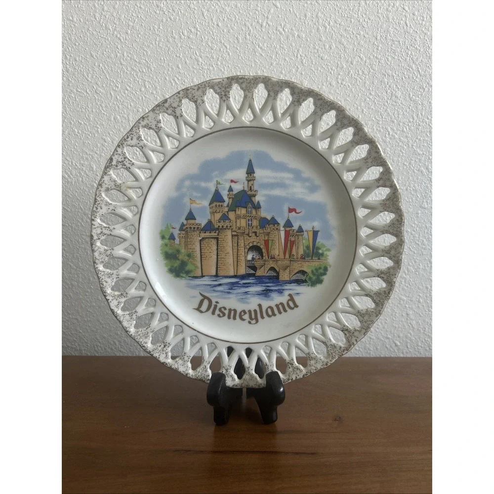 Disneyland Walt Disney Productions Japan Reticulated Vintage Souvenir Plate‎